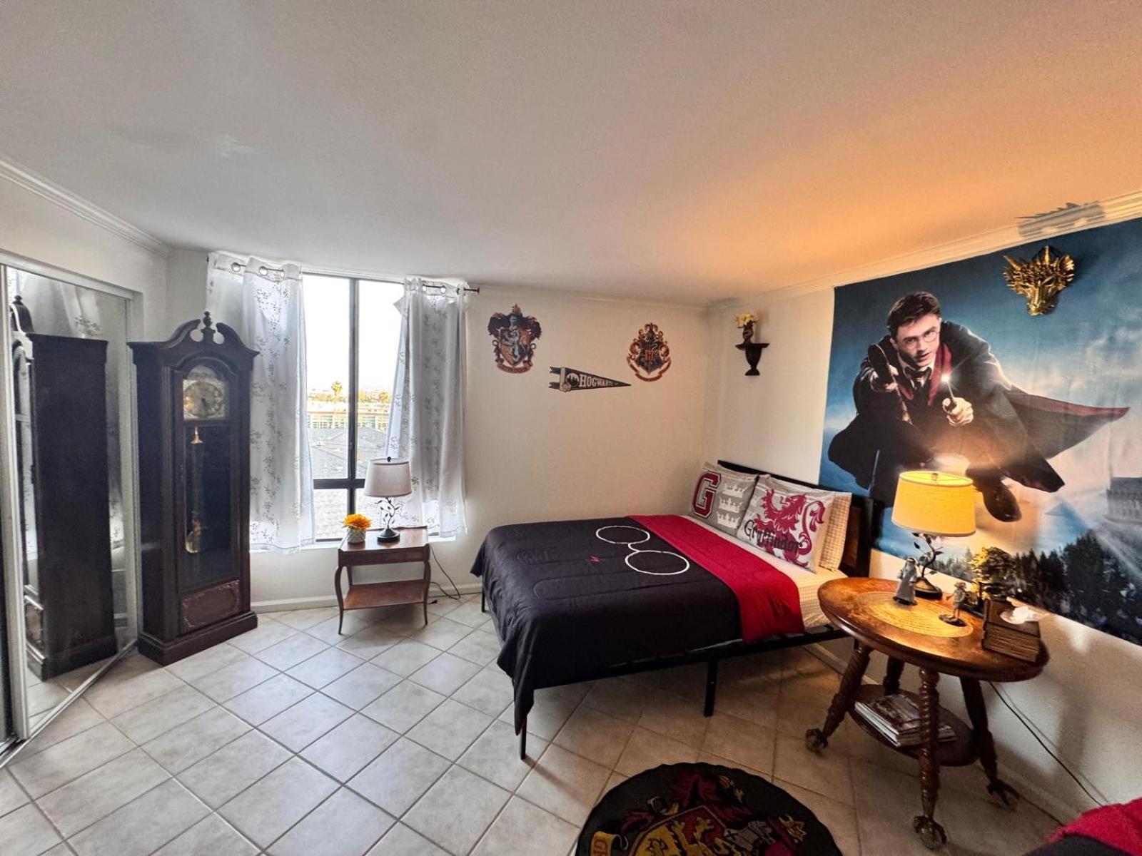 Mario, Harry Potter, & Not Themed Loft Universal 10min Loft Apartment